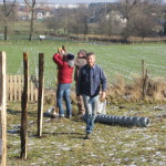 Die ersten Zaunpfähle stehen schon fest in der Erde